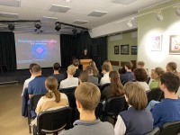 ЭУФ-литография без границ: молодой учёный ИСАН провёл встречу со старшеклассниками