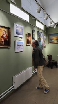 Симфония красок и звуков: вернисаж мастерской Андрея Ликучёва в Троицком Доме учёных.