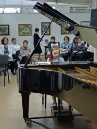 10 декабря в Доме ученых состоялся концерт первоклассников "Первые шаги"  учащихся фортепиано, хорового, народного и духового отделений Троицкой ДШИ.