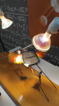 Физика, которую можно потрогать: как прошла экскурсия в "Физическую кунсткамеру"