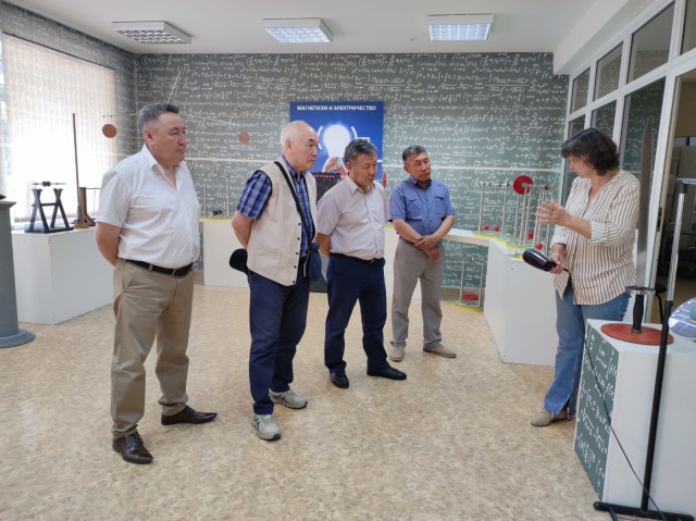 Делегация из Вилюйского района республики Саха посетила музей Дома учёных «Физическая кунсткамера» во время визита в Троицк 15 июня 2023 года