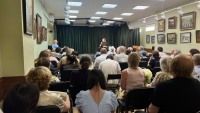 Прабабушка, художница и именинница: вернисаж, где зал стал одной большой семьёй