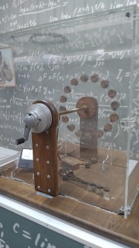 В лаборатории чудес: как влюбиться в физику в «Кунсткамере» Дома учёных