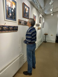 На открытие выставки Николая Малышева, посвященной памяти Михаила Дмитриева, собрались самые близкие люди, друзья троицкого фотографа