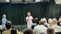 Прабабушка, художница и именинница: вернисаж, где зал стал одной большой семьёй