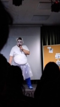 Спектакль, который перевернул зал. В прямом и переносном смысле
