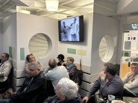 Весна, Победа и рифмы: В Троицком Доме ученых вспоминали родных, читали стихи и пели всем залом