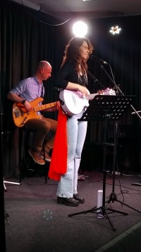 Когда песни попадают прямо в душу: честный вечер с Вероникой Ром и «Улицей Солнечной»