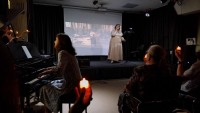 Чистый голос, приглушённый свет и кадры из прошлого: концерт «Киномелодии»