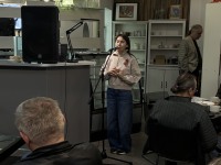 Весна, Победа и рифмы: В Троицком Доме ученых вспоминали родных, читали стихи и пели всем залом