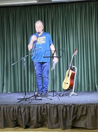 «Вечные ценности» в ритме стихов и гитарных струн: как прошёл вечер «Сферы»