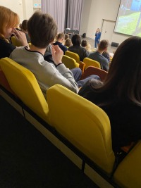 Погружение в материалы будущего: лекция о перовскитах в гимназии Пушкова.