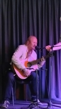 Симфония красок и звуков: вернисаж мастерской Андрея Ликучёва в Троицком Доме учёных.