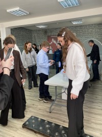 Наука на кончиках пальцев: как ребята из Львовской школы познавали физику давления в Троицке