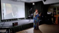 Чистый голос, приглушённый свет и кадры из прошлого: концерт «Киномелодии»