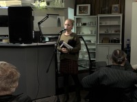 Весна, Победа и рифмы: В Троицком Доме ученых вспоминали родных, читали стихи и пели всем залом