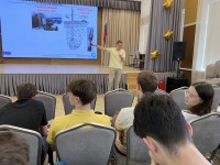 Не за облаками, а рядом: как Сергей Гаврилов рассказал школьникам Троицка об ускорителях