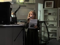 Весна, Победа и рифмы: В Троицком Доме ученых вспоминали родных, читали стихи и пели всем залом