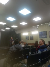 Слова острее шпаги, любовь сильнее страха: как «Сирано де Бержерак» объединил зал в Троицком Доме учёных