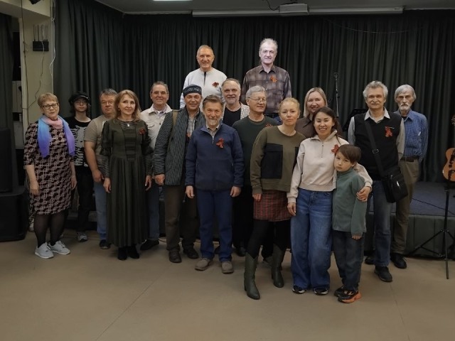 Весна, Победа и рифмы: В Троицком Доме ученых вспоминали родных, читали стихи и пели всем залом