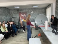 Наука на кончиках пальцев: как ребята из Львовской школы познавали физику давления в Троицке