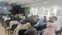 Концерт барда Андрея Крамаренко, который прошёл в Доме учёных 7 мая, собрал полный зал зрителей
