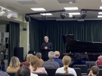 «Окно времени» распахнулось: музыкальное путешествие с Михаилом Дубовым