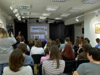 20 марта прошла встреча школьников с Кириллом Болдыревым, молодым троицким учёным, ставшим лауреатом премии правительства Москвы и человеком 2022 года г.Троицка. Старший научный сотрудник отдела спектроскопии конденсированных сред Института спектроскопии РАН, кандидат физ.-мат. наук с большим энтузиазмом посвящал ребят в  магию оптики.