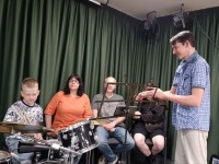Весело и с куражом прошел сегодня, 2 июня мастер-класс в Троицком Доме учёных для всех желающих по игре на ударных инструментах.