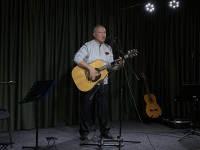 Весна, Победа и рифмы: В Троицком Доме ученых вспоминали родных, читали стихи и пели всем залом