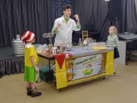 26 декабря в Доме учёных состоялись три "Научные ёлки" для детей.