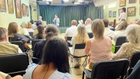 Прабабушка, художница и именинница: вернисаж, где зал стал одной большой семьёй