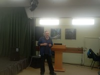 Слова острее шпаги, любовь сильнее страха: как «Сирано де Бержерак» объединил зал в Троицком Доме учёных