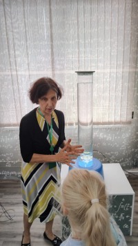 Физика, которую можно потрогать: как прошла экскурсия в "Физическую кунсткамеру"