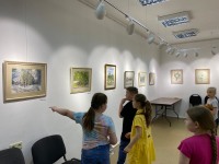 Ребята , отдыхающие в летнем лагере Троицкой Гимназии, познакомились с художественными выставками Троицкого Дома учёных.