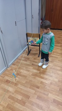 На следующем занятии в Доме учёных 8 октября Яна Надольская научила малышей делать балансирующие игрушки