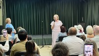 Прабабушка, художница и именинница: вернисаж, где зал стал одной большой семьёй