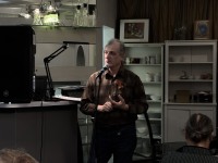 Весна, Победа и рифмы: В Троицком Доме ученых вспоминали родных, читали стихи и пели всем залом