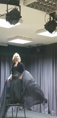 6 апреля режиссер и исполнительница Аннет Адар представила музыкальный моноспектакль "Крестьянин-миллионер"