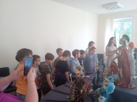 Ребята , отдыхающие в летнем лагере Троицкой Гимназии, познакомились с художественными выставками Троицкого Дома учёных.