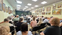 Прабабушка, художница и именинница: вернисаж, где зал стал одной большой семьёй
