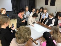 22 марта ученики Лицея города Троицка (3 отделение) участвовали в мастер-классе Натальи Коптилкиной по росписи батика