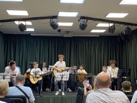 Два мира, одна сцена: Как девочки за роялем и мальчики с гитарой дополнили друг друга
