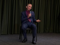 Не вернисаж, а творческий акт: Живой диалог и розыгрыш картин в Троицком Доме ученых РАН