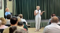 Прабабушка, художница и именинница: вернисаж, где зал стал одной большой семьёй