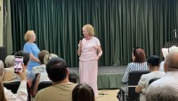 Прабабушка, художница и именинница: вернисаж, где зал стал одной большой семьёй