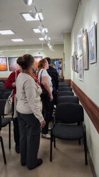 Краски, рожденные тишиной: в Доме учёных открылась выставка «От осени до осени»