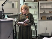 Весна, Победа и рифмы: В Троицком Доме ученых вспоминали родных, читали стихи и пели всем залом