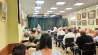 Прабабушка, художница и именинница: вернисаж, где зал стал одной большой семьёй