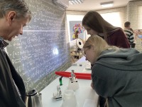 Наука на кончиках пальцев: как ребята из Львовской школы познавали физику давления в Троицке